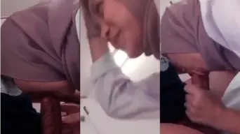Cewek Ukhti Tersenyum Lanjut Nyepong