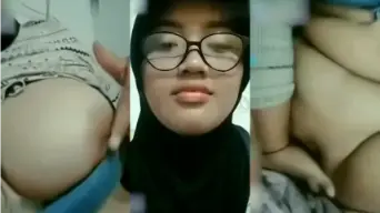Hijab Kacamata Pamer Meki OmeTV